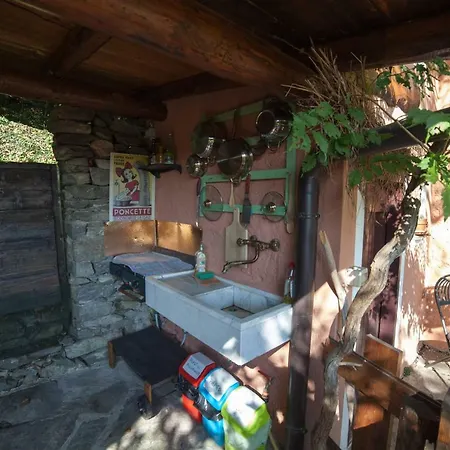 La Vecchia Casa Rosa Rum i privatbostad Cannero Riviera